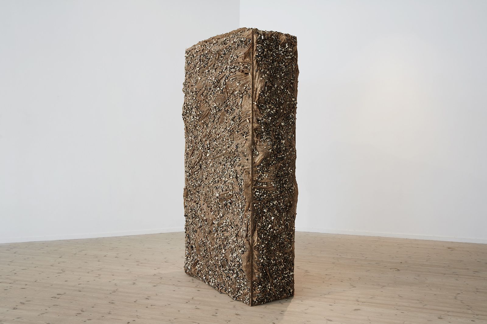 BILLEDSERIE: Afgang 18 – SES, Det Jyske Kunstakademi</br>Regitze Engelsborg Karlsen: Stenmagnet ( Skulpturer af blandede materialer ) Kunsthal Aarhus 26. april – 3. juni 2018</br>Foto: Kåre Viemose
