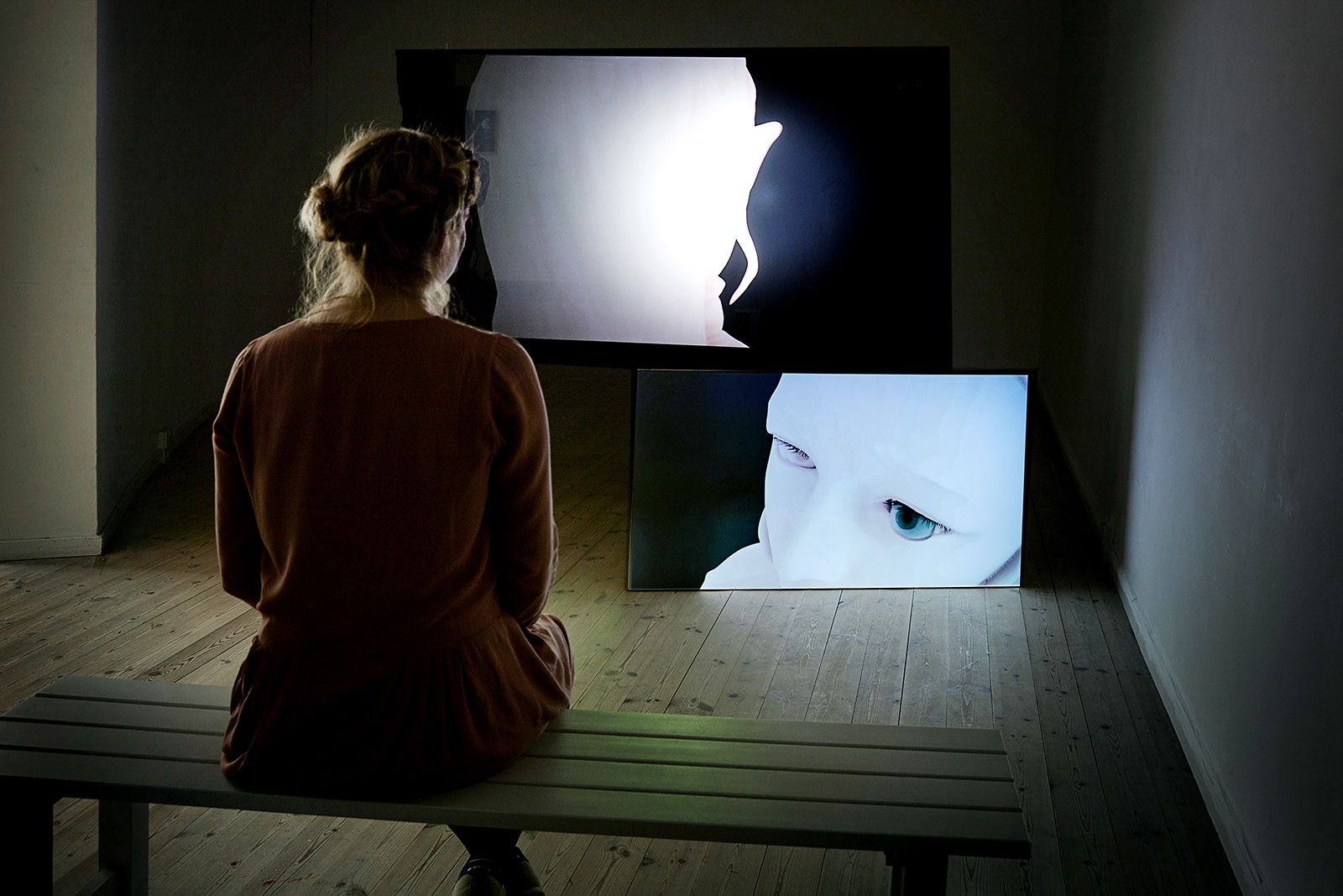 BILLEDSERIE: Afgang 18 – SES, Det Jyske Kunstakademi</br>Sophia Ioannou Gjerding: Prop People ( Video Installation ) Kunsthal Aarhus 26. april – 3. juni 2018</br>Foto: Kåre Viemose
