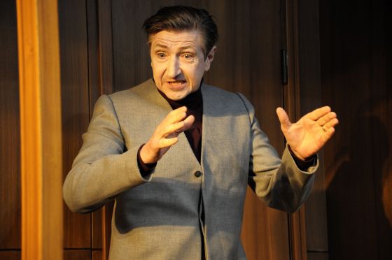 Christian Tafdrup: “Biedermann er vores allesammens indre hykler”</br>Biedermann spilles af Nicolaj Kopernikus, der på én gang er godtroende, dæmonisk, naiv og meget politisk korrekt.</br>Foto: Kulturmagasinet Fine Spind
