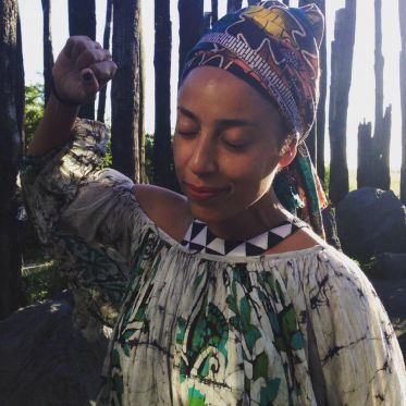 Karen Mukupa: Vi drømmer om at være glade, både i Danmark og i Zambia</br>Karen Mukupa sammenligner det at finde stoffer og designs og sætte dem sammen med at sætte vers og omkvæd sammen i musik.</br>Foto: Louise Kamin