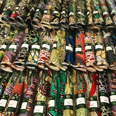 Karen Mukupa: Vi drømmer om at være glade, både i Danmark og i Zambia</br>I sin butik sælger hun tøj i farvestrålende afrikanske stoffer syet af skræddere i Senegal.</br>Foto: Karen Mukupa privat