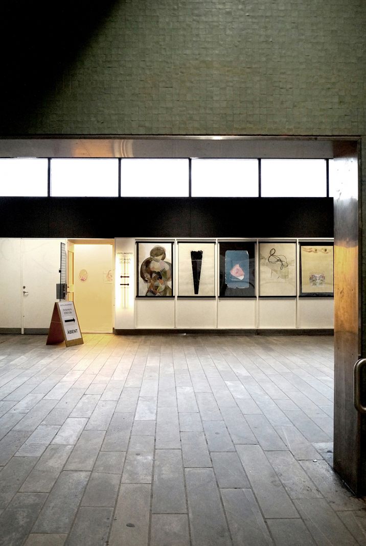 BILLEDSERIE: Hovedløs, udstilling af Camilla Rasborg på Sydhavn Station</br>Camilla Rasborg, Uden titel (plakatfrise), 2018, 15 stk. a´ 120 x 80 cm, print.</br>Foto: Camilla Rasborg