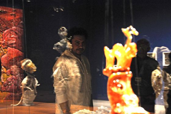 Vi er allesammen manipulerede marionetter</br>Wael Shawky bag det vitrineskab, som viser hans marionetter i glas.</br>Foto: Kulturmagasinet Fine Spind