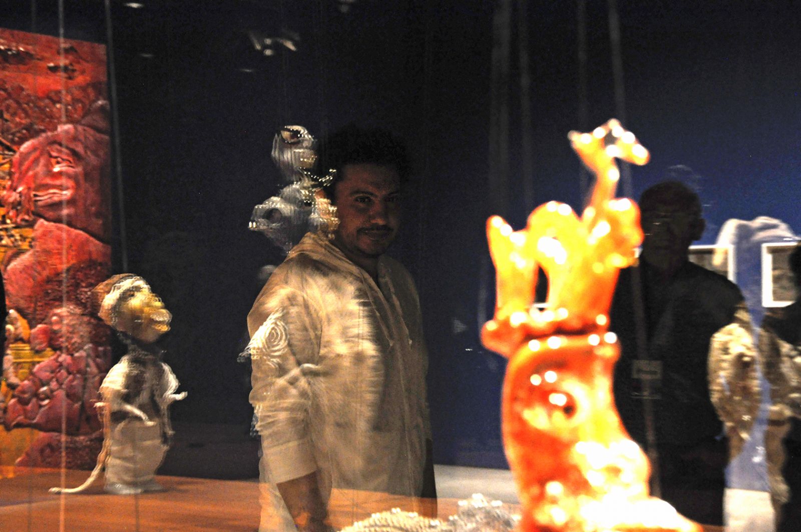 Vi er allesammen manipulerede marionetter</br>Wael Shawky bag det vitrineskab, som viser hans marionetter i glas.</br>Foto: Kulturmagasinet Fine Spind