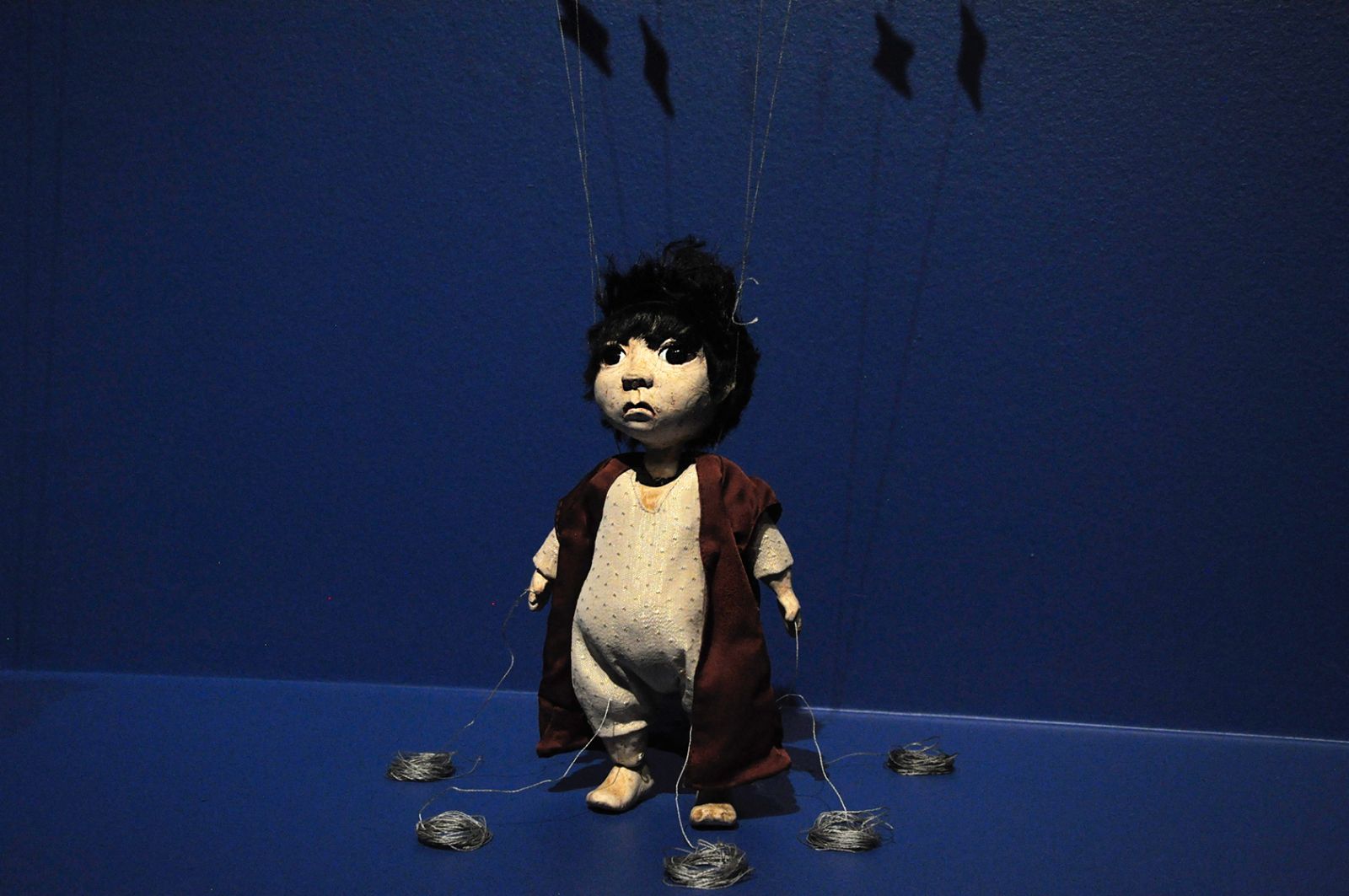 Vi er allesammen manipulerede marionetter</br>Dukkerne til en af de tre marionetfilm på udstillingen er fremstillet i keramik.</br>Foto: Kulturmagasinet Fine Spind