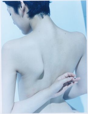 Fotokunst hylder den nøgne og uperfekte skønhed</br>Det er vigtigt for Galleri Grundstof og de syv kunstnere at forsøge at afseksualisere den nøgne krop og tage afstand fra ekskluderende idealer. MAYUMI HOSOKURA: WING BACK</br>Foto: Mayumi Hosokura
