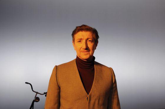 Nicolaj Kopernikus: “På teatret støder jeg på følelsen af, hvorfor jeg ville være skuespiller”</br>Første gang Nicolaj Kopernikus læste Biedermann og brandstifterne, tænkte han: det gider jeg godt være med i, det her.</br>Foto: Fine Spind