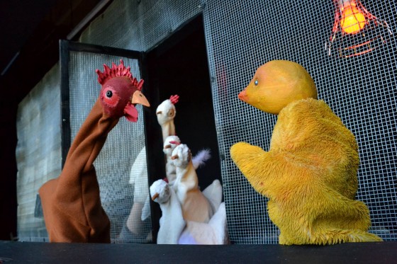 God underholdning i drive-in for ladcykler</br>Lille pip er en forestilling, der begynder i en hønsegård.</br>Foto: Marionetteatret / Det lille teater
