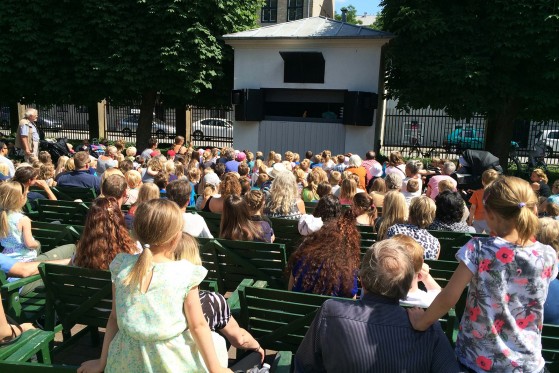 God underholdning i drive-in for ladcykler</br>Marionetteatret ligger op ad muren ud mod Kronprinsessegade.</br>Foto: Marionetteatret / Det lille teater