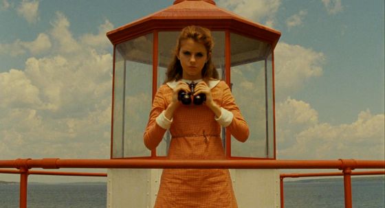 Filmuniverser af orden og kaos</br>I Wes Andersons film er beklædning og genstande ofte definerende identitetsmarkører. F.eks. i Moonrise Kingdom (2012), hvor Suzi har en kikkert om halsen.
<br />
<br /></br>Foto: PR-foto