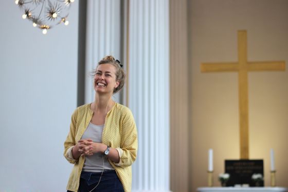 Forfatter Caroline Albertine Minor: “Mens jeg lever, er jeg også i gang med at dø”</br>Ved siden af sit forfattervirke læser Caroline Albertine Minor på universitetet. Hun afslutter sin bachelor i antropologi på Københavns Universitet til sommer.</br>Foto: Teodora Biberovic