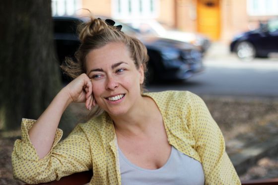 Forfatter Caroline Albertine Minor: “Mens jeg lever, er jeg også i gang med at dø”</br>Caroline er hverken døbt eller konfirmeret, men deltog i forfattergudstjenesten i Sankt Lukas Kirke i sit virke som forfatter.</br>Foto: Teodora Biberovic