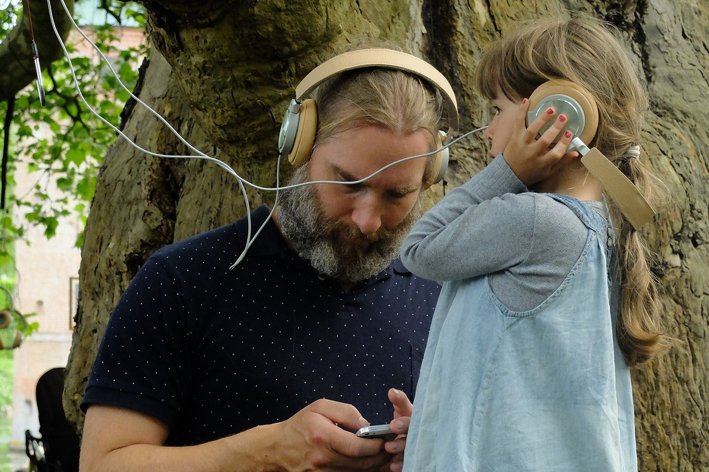 Heartland er lige til at forelske sig i</br>I træerne hænger høretelefoner med podcasts.</br>Foto: Kulturmagasinet Fine Spind  - Pil Lindgreen