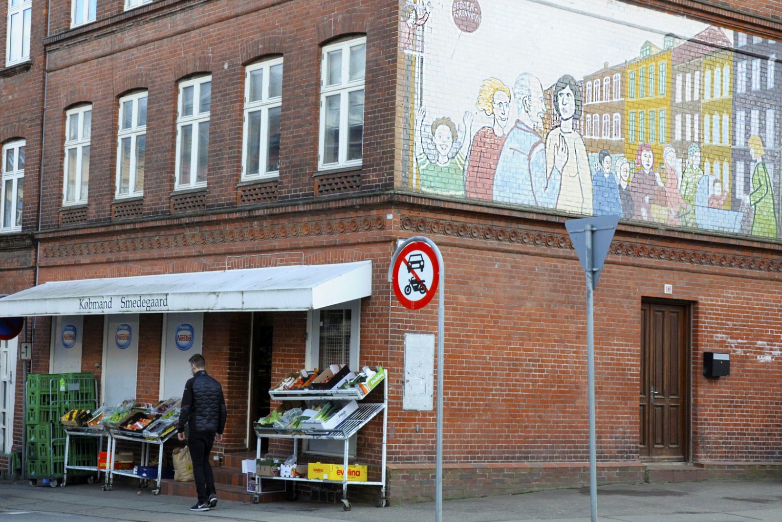 Sissel-Jo Gazan: “Alting skal ikke være Kurfürstendamm eller Champs-Élysées”</br>Lige for tiden interesserer Sissel-Jo Gazan sig meget for street art, og hun kender mange af dem, der er afbilledet på gavlmaleriet på Sjællandsgade.</br>Foto: Fine Spind