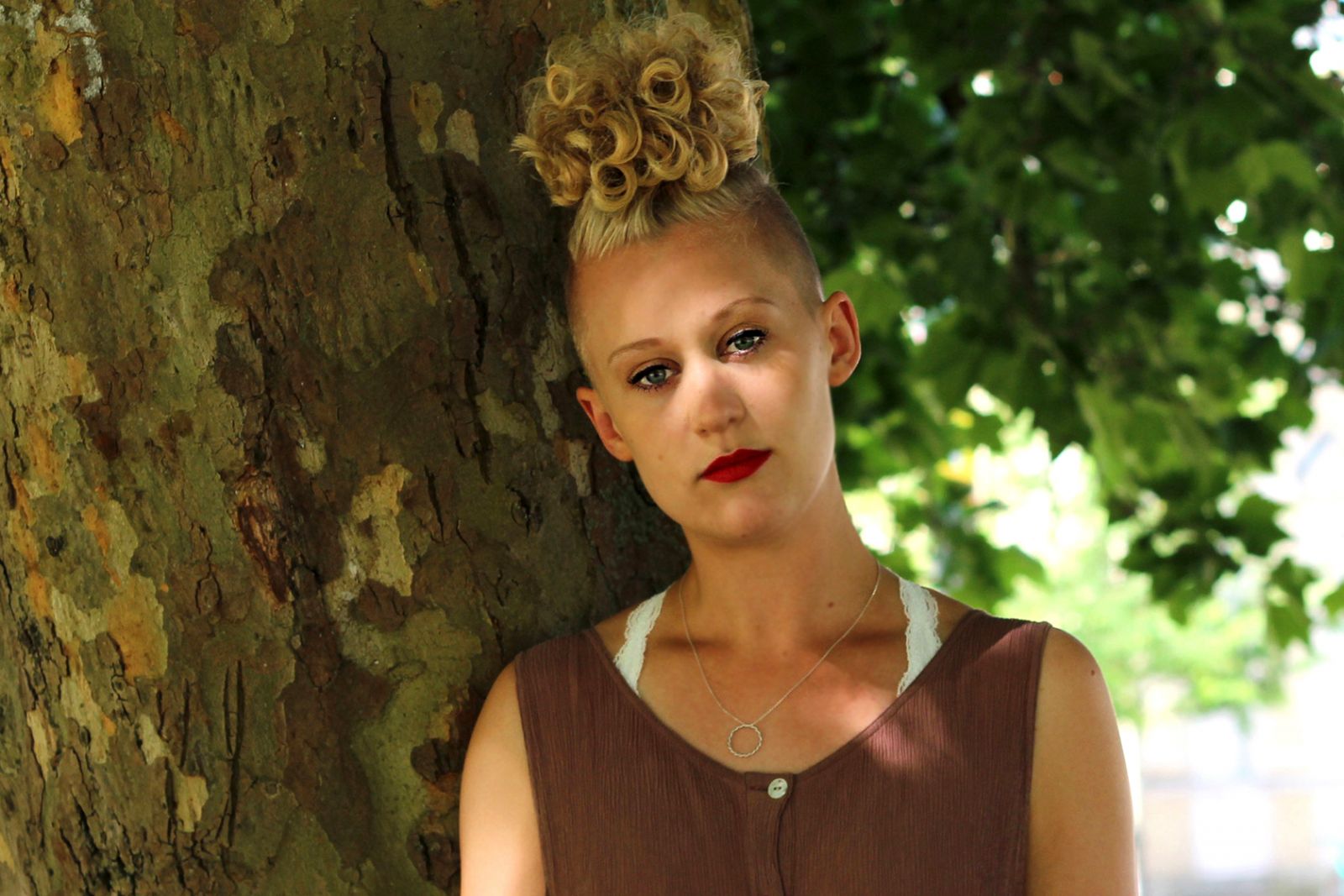 Ane Monsrud: En melankolsk musikkomet, der blev forelsket</br>Sidste år udgav Ane Monsrud sit debutalbum Mysterious Connections. Albummet er præget af en tung melankoli, og teksterne handler bl.a. om sårbarhed og seksualitet.</br>Foto:  Teodora Biberovic