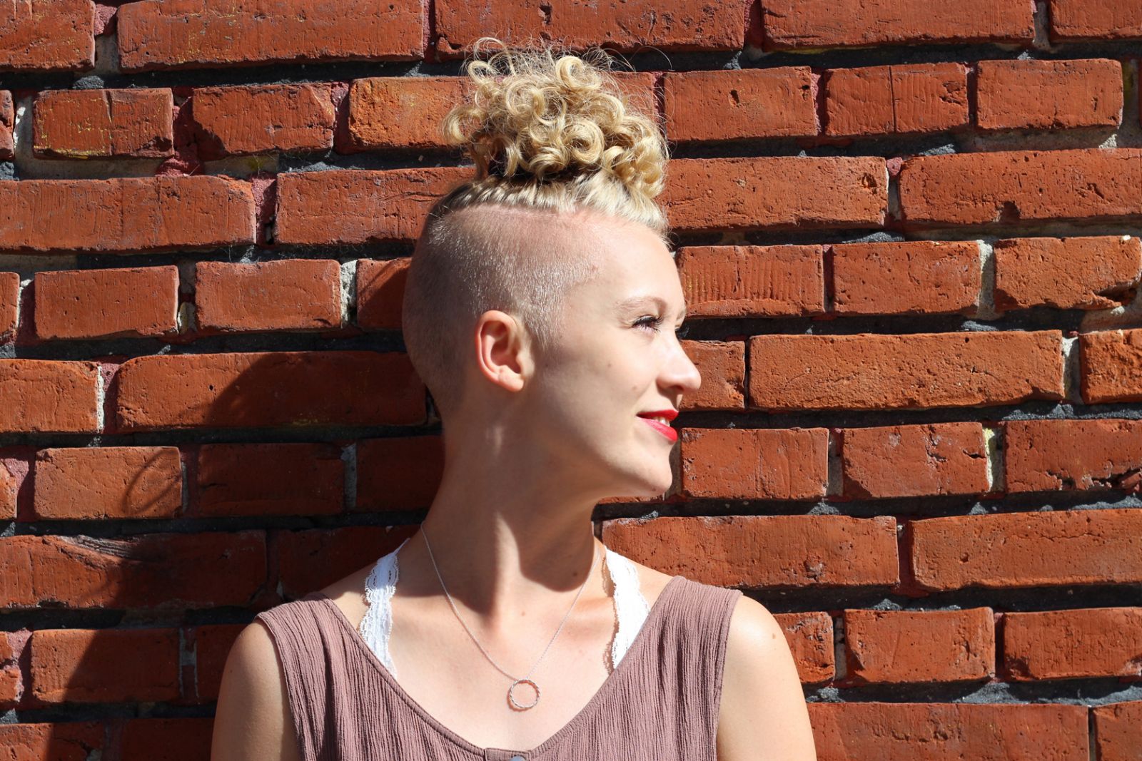 Ane Monsrud: En melankolsk musikkomet, der blev forelsket</br>Særligt nummeret Confess har en særlig betydning for Ane Monsrud. Og hun har ikke svært ved at genfinde sine følelser, fra da hun skrev det, når hun optræder.</br>Foto:  Teodora Biberovic