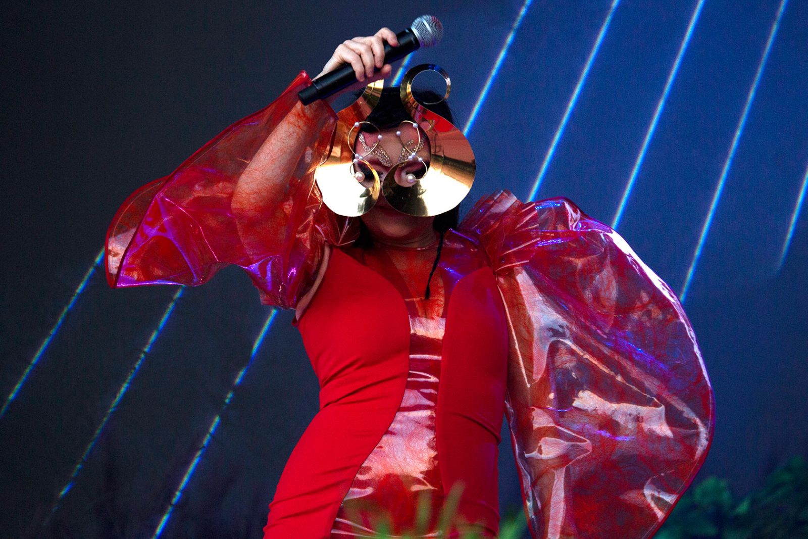 Northside blev en anden verden med Bjørk</br>Under hele koncerten var Bjørk klædt i rød lak, plateausko og en guldfarvet maske.</br>Foto: PR-foto / Northside - Santiago Felipe