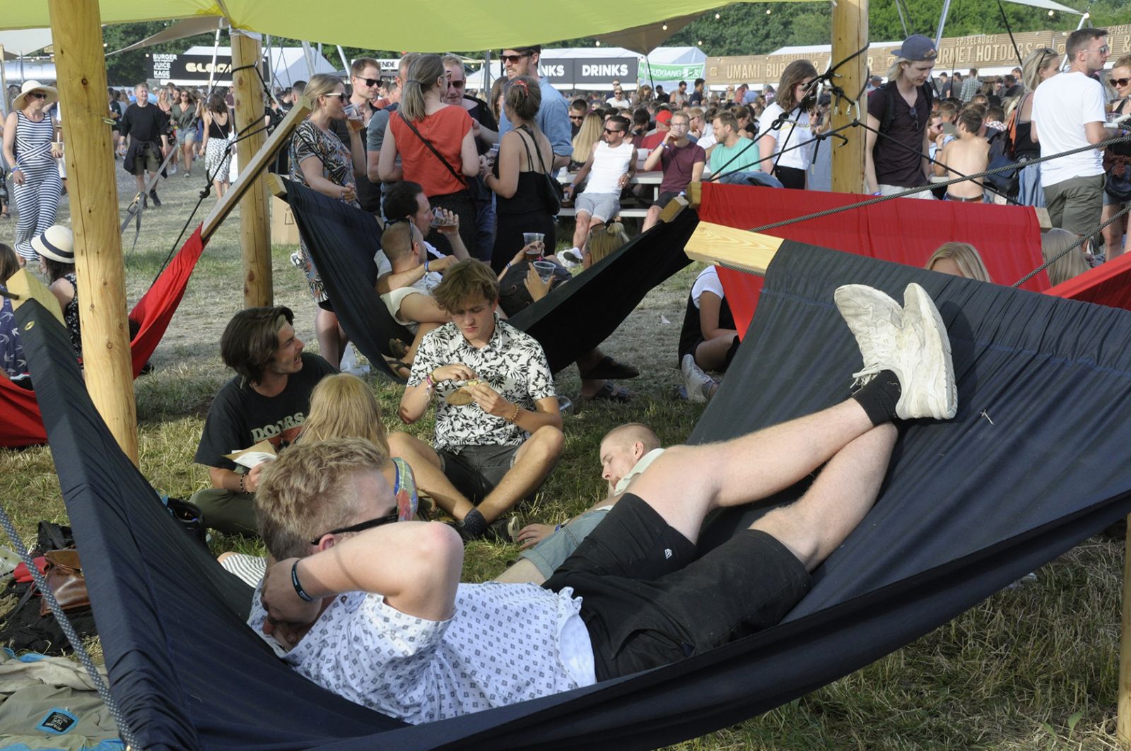 Stemning fra NorthSide</br>Hygge i hængekøjer på festivalpladsen på NorthSide.</br>Foto: Kulturmagasinet Fine Spind