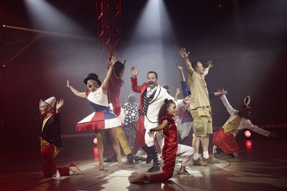 Cirkus Summarum må ikke blive for pæn</br>Signe Lindkvist havde overtaget sprechstallmeisterrollen, da Rasmus Bjerg i år for første gang ikke var med som cirkusdirektør.</br>Foto: PR-foto / DR - Agnete Schlichtkrull