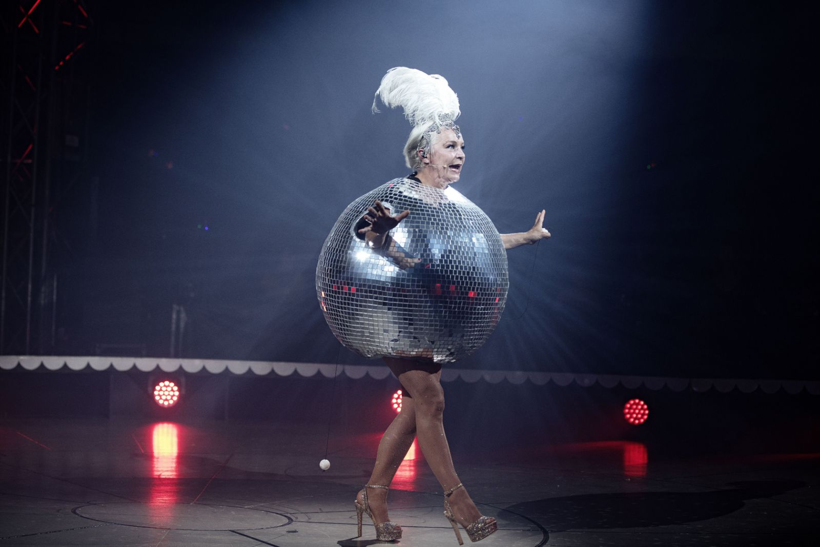 Cirkus Summarum må ikke blive for pæn</br>Signe Lindkvist gjorde sin entré i Cirkus Summarum forklædt som diskokugle.</br>Foto: PR-foto / DR - Agnete Schlichtkrull