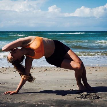 Nærvær i fokus på ny eksperimenterende sensommerfestival</br>Fællesspisning, gåture og yoga er også en del af programmet. Laura Mikkelsen står for yoga. </br>Foto: Den grænseløse festival