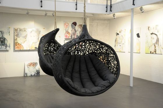 Kunst skal gøre dig glad</br>I bagrunden værker af billekunstner Rie Brødsgaard og hængestole af Rayimonds Cirulis. De to stole hedder Bios Lucid og Bios Hide.</br>Foto: Marie Nyeng