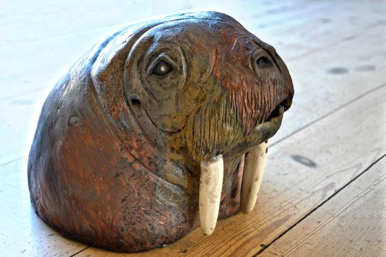 Kunst skal gøre dig glad</br>Rakubrændt hvalros i Keramik af Tage Størup</br>Foto: Marie Nyeng