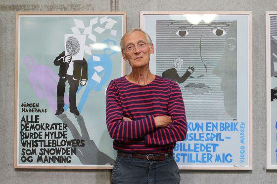 Kunstner Thomas Kruse drømmer stadig</br>Thomas Kruse ved sine plakater på Godsbanen</br>Foto: Teodora Biberovic