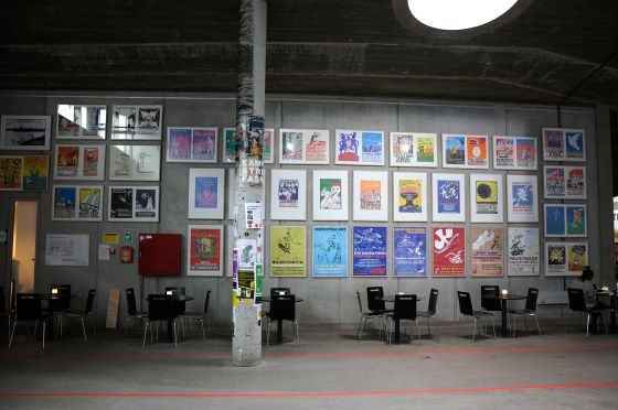 Kunstner Thomas Kruse drømmer stadig</br>Plakater af Thomas Kruse på udstillingen Bydrømme på Godsbanen</br>Foto: Kulturmagasinet Fine Spind