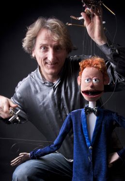 Marionetdukken, der har været på verdensturné i tre årtier</br>Dukken Mr. Barti styres med mere end fyrre, usynlige snore.</br>Foto: PR-foto