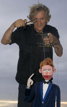 Marionetdukken, der har været på verdensturné i tre årtier</br>Alex Mihajlovski håber på en dag at kunne undervise andre i dukkeføring.</br>Foto: PR-foto