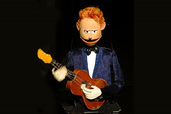 Marionetdukken, der har været på verdensturné i tre årtier</br>Mr. Barti underholder publikum med alskens musikalske parodier.</br>Foto: PR-foto