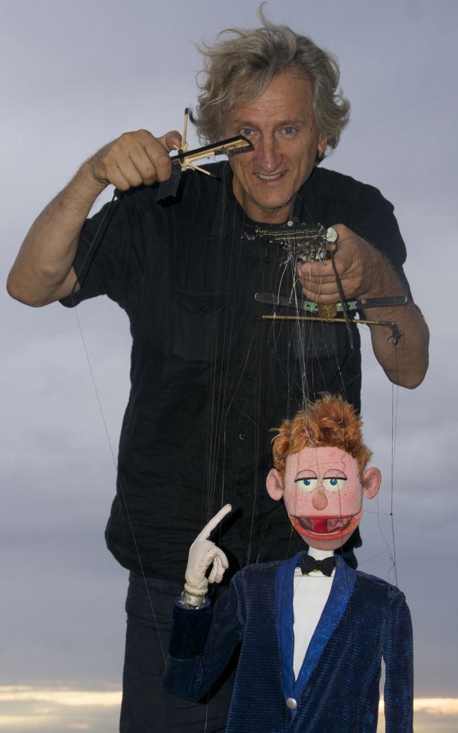 Marionetdukken, der har været på verdensturné i tre årtier</br>Alex Mihajlovski håber på en dag at kunne undervise andre i dukkeføring.</br>Foto: PR-foto