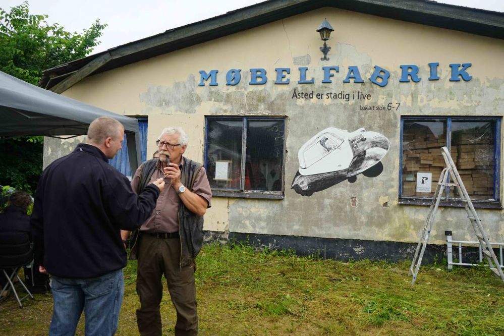 Da kunst skabte fællesskab i landsbyer</br>I Åsteds ’Groundworks’ blev et gammelt arkiv med billeder fra byen - med hjælp fra den irske kunstner Deidre O’Mahony - til et fælles projekt med at male gavlmalerier.</br>Foto: Kurt Nielsen