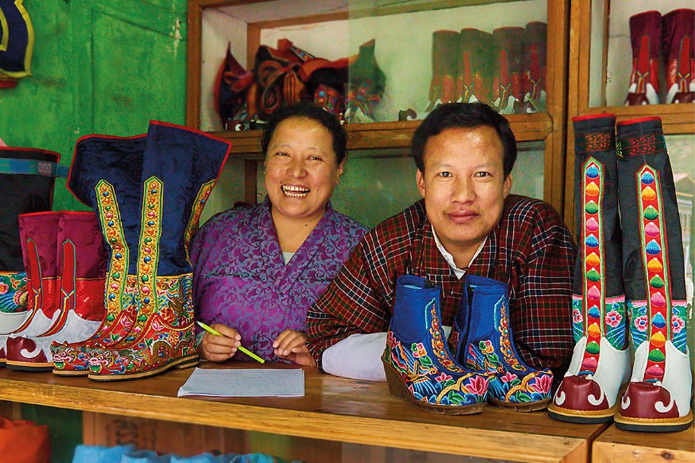 Sko i alverdens former og farver på Moesgaard Museum</br>I Bhutan er fodtøj noget helt andet end her i vesteuropa. Her hos en støvlemager.</br>Foto: PR-foto / Moesgaard Museum