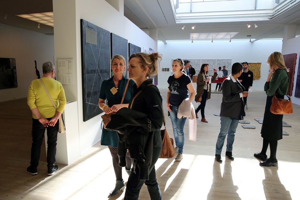 Fem kunstnere er klar til at udvælge værker til Kunstnernes Påskeudstilling</br>Kunstnernes Påskeudstilling er hvert år et stort tilløbsstykke, når den åbner i Kunsthal Aarhus.</br>Foto: Jens Møller