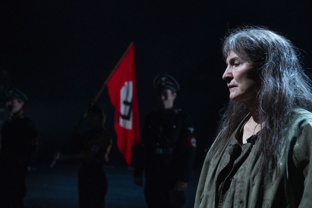 en mors kamp for at overleve krigen på Det Kgl. Teater</br>Karen-Lise Mynster spiller titelrollen som en af dramatikkens mest ikoniske kvindeskikkelser, Mutter Courage.</br>Foto: Miklos Szabo