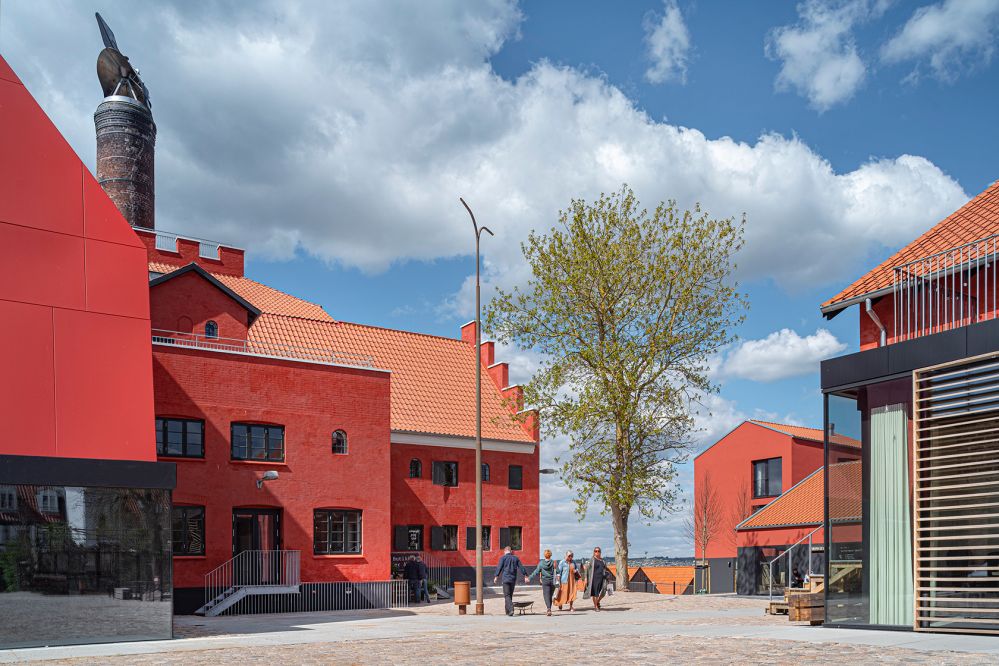 Den gamle Maltfabrik i Ebeltoft åbner nu som nyt center for kunst, kultur og kreative projekter</br>Bag designet af den gentænkte Maltfabrik står Praksis Arkitekter (bygninger) og Kristine Jensens tegnestue (landskab)</br>Foto: Maltfabrikken