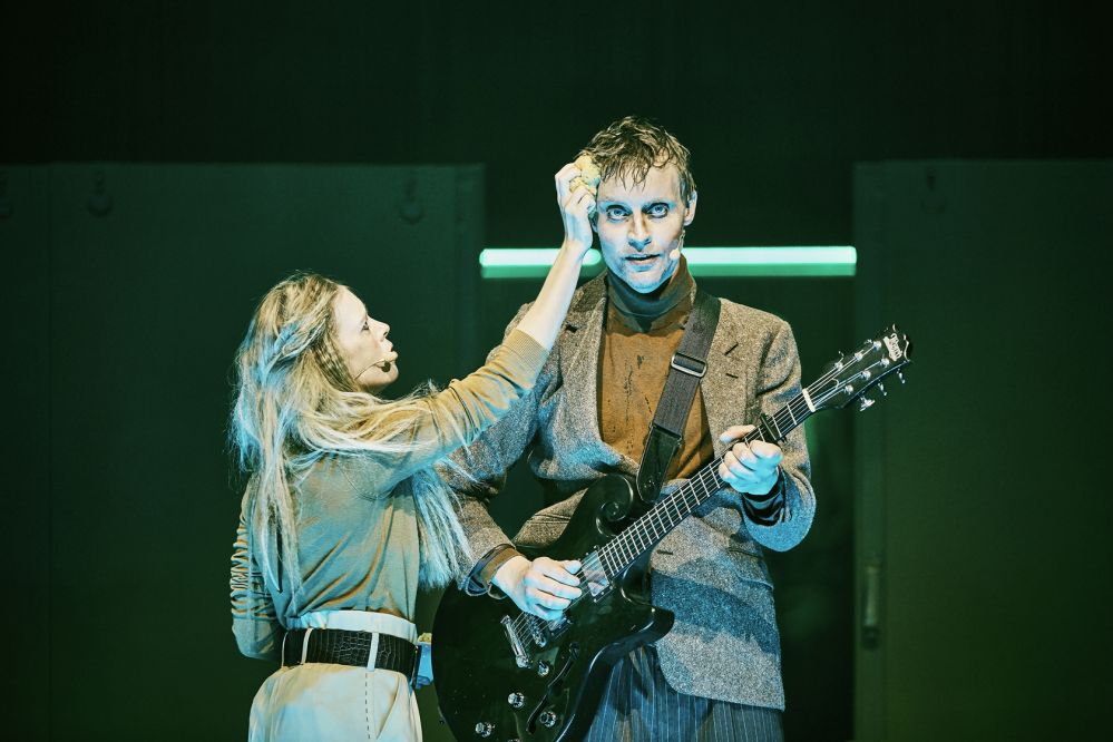 Stor hyldestforestilling til C.V. Jørgensen på Aarhus Teater</br>Tue West står på scenen i teaterkoncerten C.V. Jørgensen</br>Foto: PR-foto / Aarhus Teater - Emilia Therese
