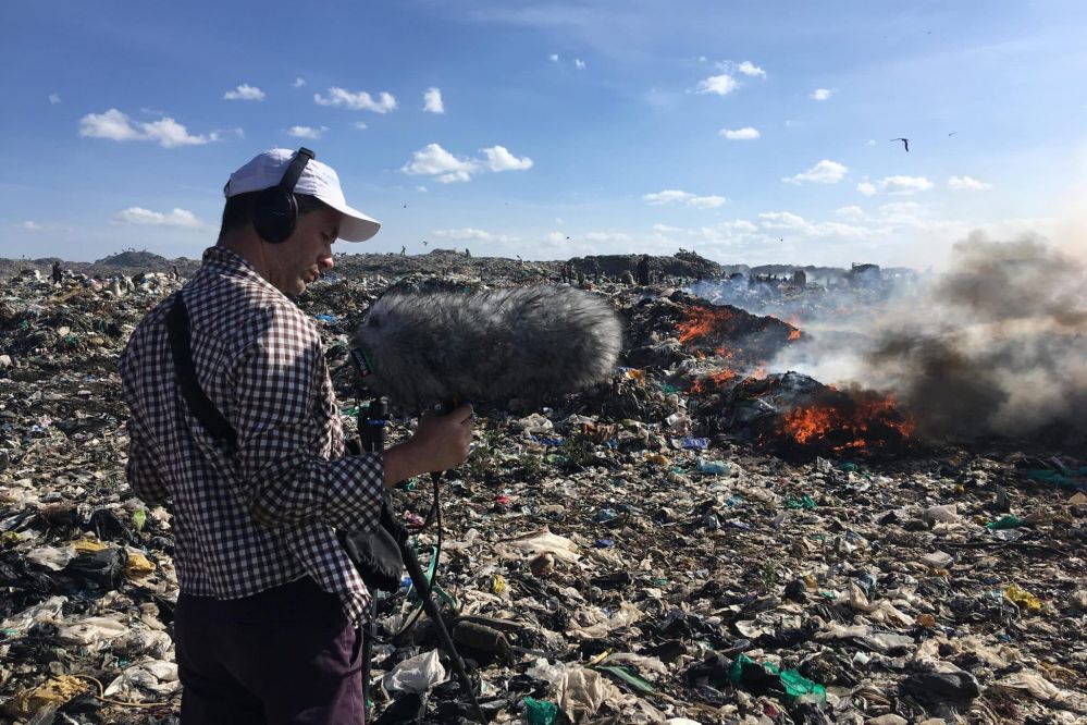 Jakob Kirkegaard giver os lyden af forfald i ny udstilling</br>Jacob Kirkegaard på research og optagelse på verdens største losseplads i Nairobi, Kenya. Optagelserne indgår i hans nye værk Testimonium, som vises på Munkeruphus.</br>Foto: PR-foto / Munkeruphus