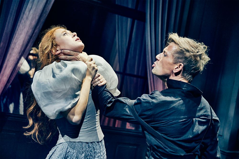 Verdens største breaking bad-klassiker: Esben Smed spiller den berømte prins Hamlet</br>Hamlet på Det Kongelige Teater 2020</br>Foto: Emilia Therese