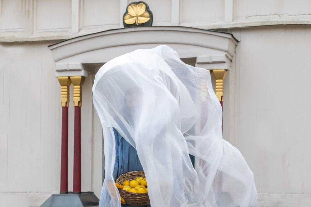 Anbefalinger og tendenser #47</br>Lillibeth Cuenca Rasmussen er en af de fremtrædende danske kunstnere, som i november og december laver performances i det travle kryds foran Den Frie Udstillingsbygning på Østerbro</br>Foto: PR-foto / Den Frie Udstillingsbygning