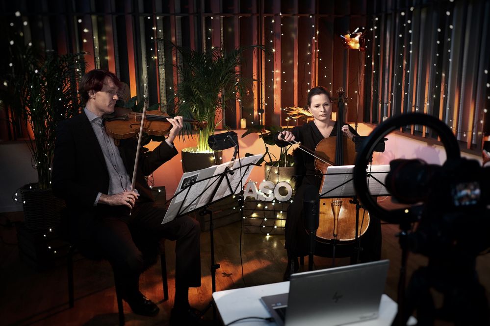 Antiensomhed: Book musikere fra Aarhus Symfoniorkester til din egen private koncert</br>Nikolaj Lind Pedersen og Ananna Lützhøft fra Aarhus Symfoniorkester i en koncert, hvor der på den anden side af skærmen sidder én, der har været heldig at få sin helt egen koncertoplevelse.</br>Foto: PR-foto / Aarhus Symfoniorkester - Jes Vang
