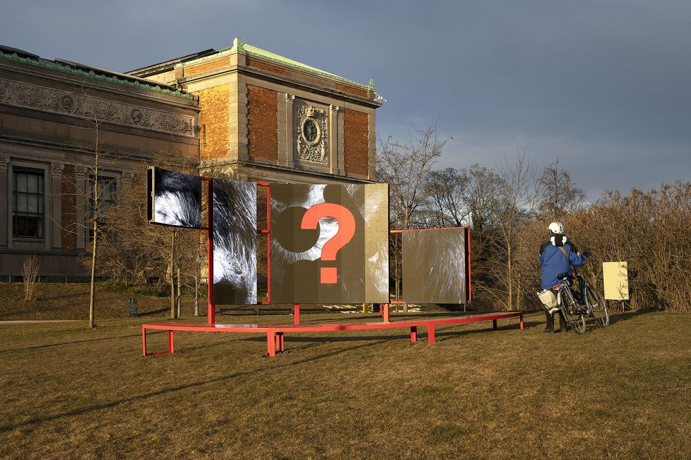 Guide til oplevelser i påsken - Kunst ude i virkeligheden</br>Sonja Lillebæk Christen har skabt en videocollage med hænder, albuehilsner og møder med afstand, som er en del af Statens Museum for Kunsts udendørsudstilling Berørt.</br>Foto: PR-foto / SMK - Frida Gregersen