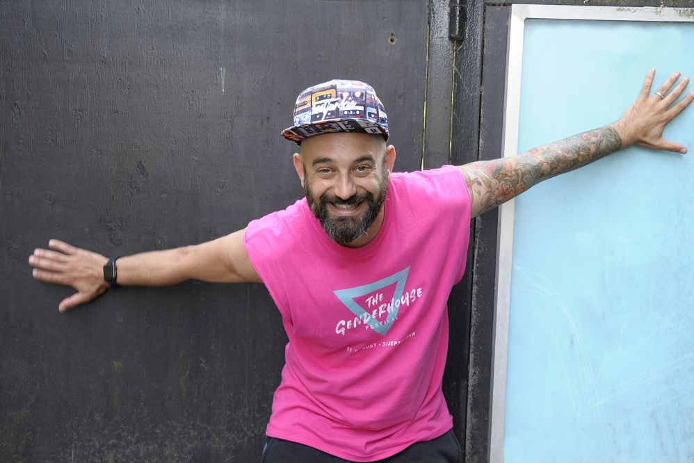 Himherandit sætter queer og fællesskab på dagsordnen</br>Andreas Constantinous som har performance kompagniet Himherandit.</br>Foto: Kulturmagasinet Fine Spind - Marie Nyeng