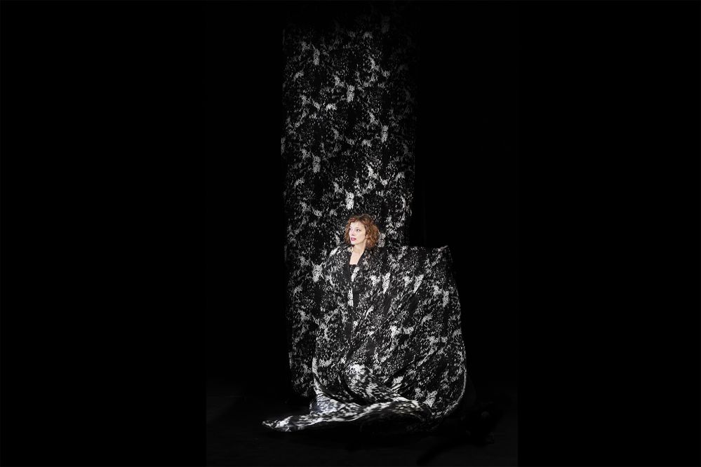 En enorm bølge af international eksperimenternede scenekunst i Vordingborg</br>Lørdag den 28. august kan publikum opleve Charlie Chaplins barnebarn Aurélia Thierrée på Vordingborg Teater i forestillingen BELLS AND SPELLS.</br>Foto: PR-foto / Waves festival -Richard Haughton