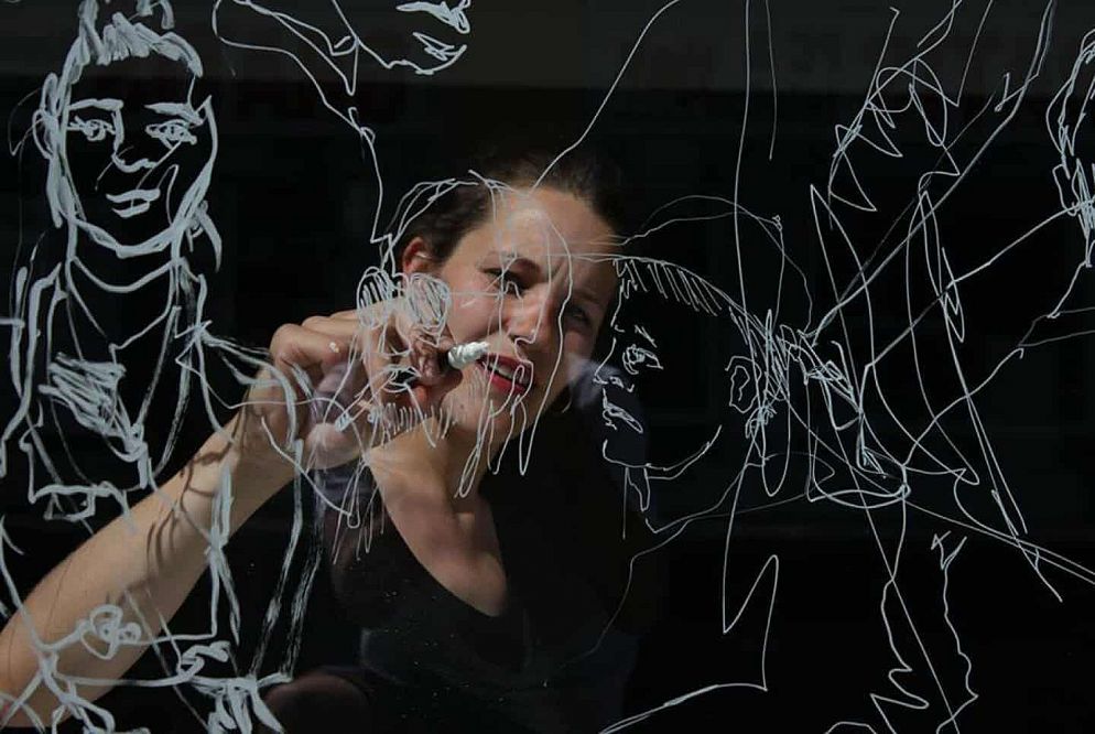 Musikere og billedkunstnere skaber værker sammen mod ulighed og for ligestilling</br>Iris Bakker i gang med et stort kunstværk.</br>Foto: Iris Bakker