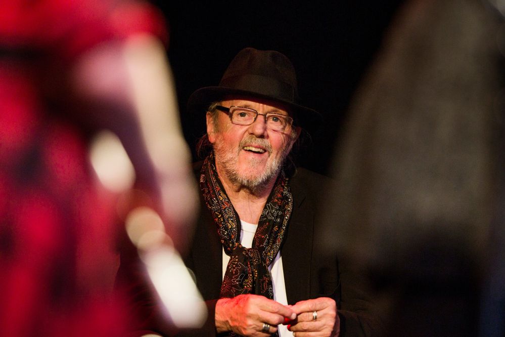 Folkemusikkens Hall of Fame hædrer Povl Dissing</br>Visesanger, troubadour, jazzkornetist, spillemand, folkemusiker, dansk bluesmand, provokatør, sangskatforvalter, folkekær kunstner. Povl Dissing (født 27. januar 1938) kan rumme alle titler og flere til.</br>Foto: PR-foto / Tønder Festival - Martin Dam Kristensen