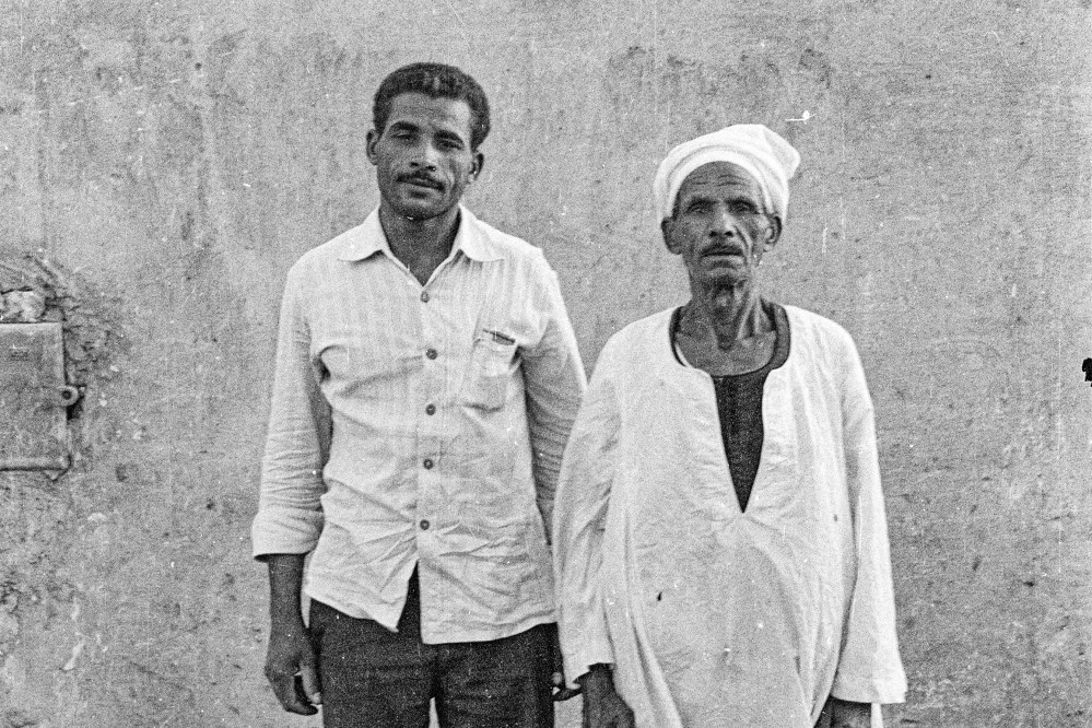 Glemte fotografier fortæller historien om en dansk homoseksuel kunstner i Cairo</br>To generationer af mænd, hvis klædedragter kan ses som udtryk for to forskellige levevis i Cairo: En traditionel og en mere vestlig orienteret. 1980’erne.</br>Foto: Niels Nedergaard
