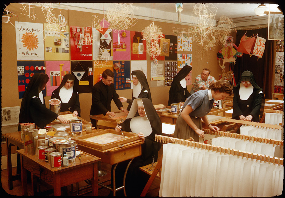 Danh Vo præsenterer Sister Corita på Nivaagaards Malerisamling</br>Immaculate Heart College nuns teaching at the Corita Kent Studio. c. 1955.</br>Foto: Photograph by Fred Swartz. Image courtesy of the Corita Art Center, Los Angeles, corita.org